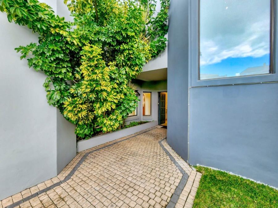 4 Bedroom Property for Sale in Bloubergstrand Western Cape
